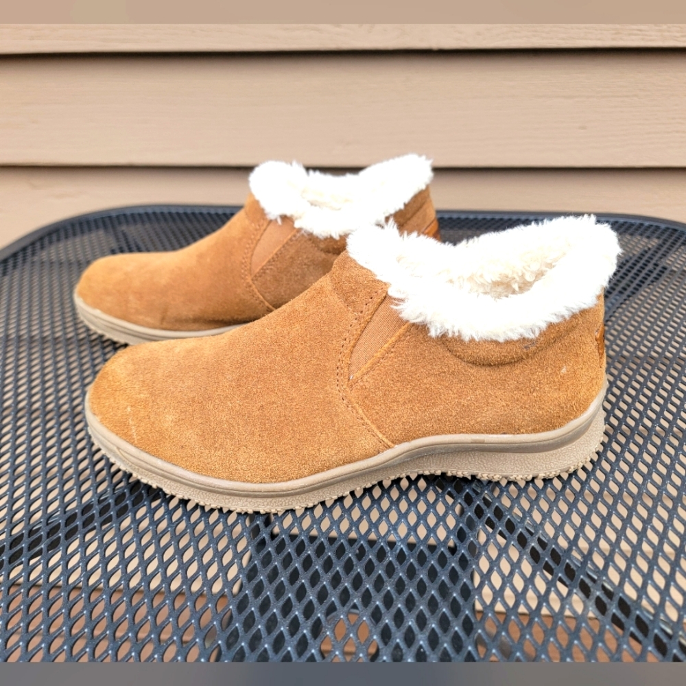 Minnetonka Womens tan suede, faux fur lined ankle booties size 7